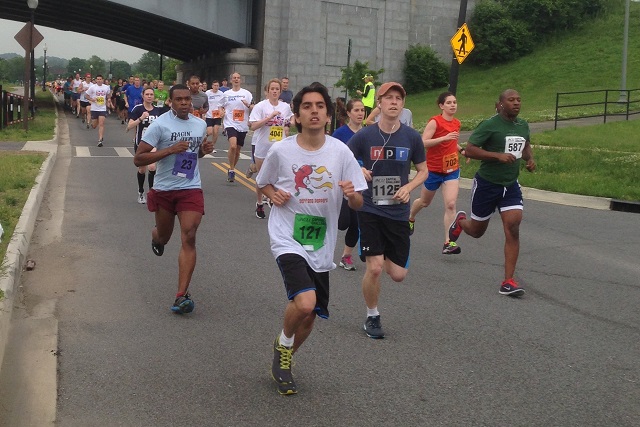 Runners head out in the first mile of the ACLI Capital Challenge May 21 in Anacostia Park. Photo: Charlie Ban