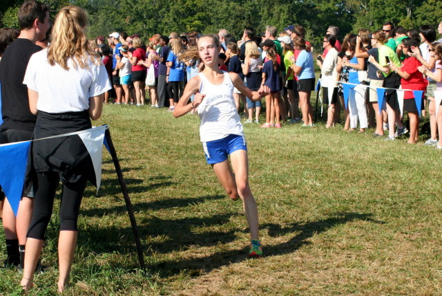 Danielle Bartholomew chases the lead pack roughly 1.5 miles through the Oatlands Invitational. Photo: Charlie Ban