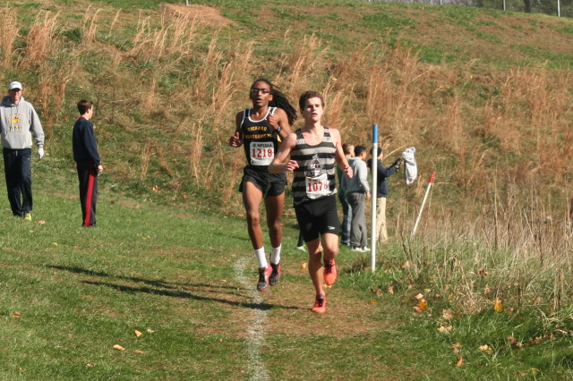 Rohann Asfaw stays on Eric Walz's heels in the third mile of the 4A championship. Photo: Charlie Ban