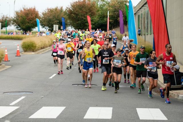 Runners stream through the last few miles of the 2016 Marine Corps Marathon. Photo: Dustin Whitlow/DWhit Photography