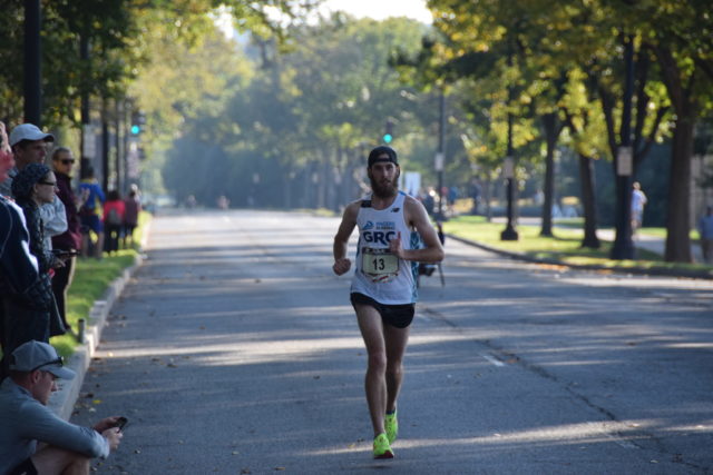 Kieran O'Connor hold at 1:47 lead as he hits the 16th mile mark of the 2017 Marine Corps Marathon. Photo; Charlie Ban